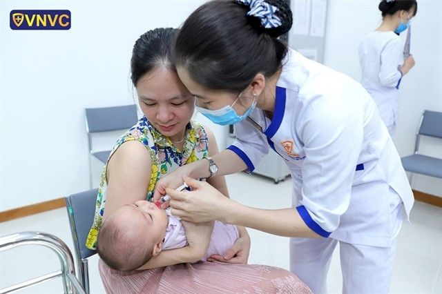 A child gets vaccinated with a dose of the Rota vaccine at a Vietnam Vaccine Joint Stock Company (VNVC) vaccination centre. (Photo: courtesy of VNVC)