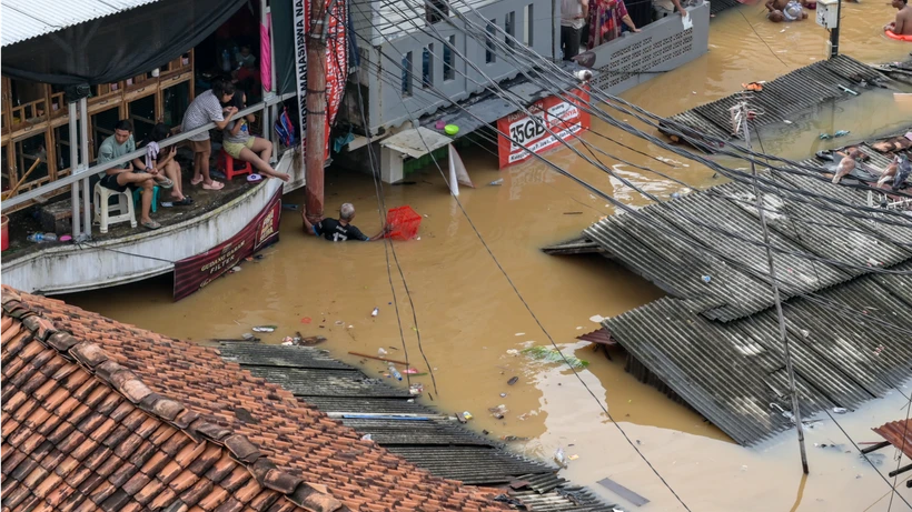 An aerial photo shows people in their flooded homes in Pasar Minggu district in Jakarta on March 4, 2025. (Photo: AFP)