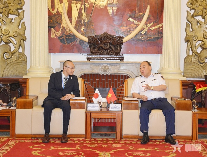 Kobayashi Yosuke, Chief Representative of the JICA Office in Vietnam (left) and Lieutenant General Le Quang Dao, Commander of the Vietnam Coast Guard (Photo: qdnd.vn)