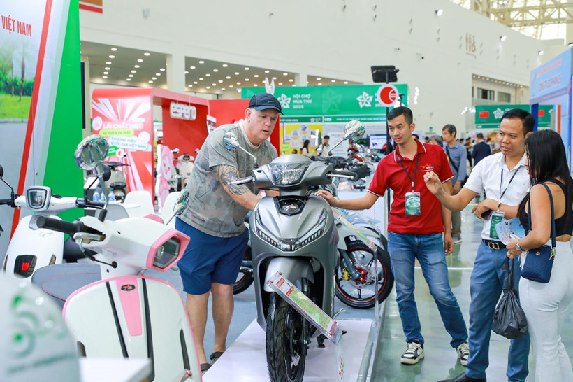 The booth area in the "Vietnam National Brand" space attracts strong interest from both locals and visitors. (Photo: VNA)