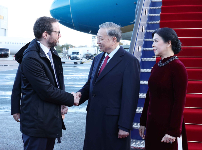 Party General Secretary To Lam and his spouse are welcomed at London Stansted Airport (Photo: VNA)