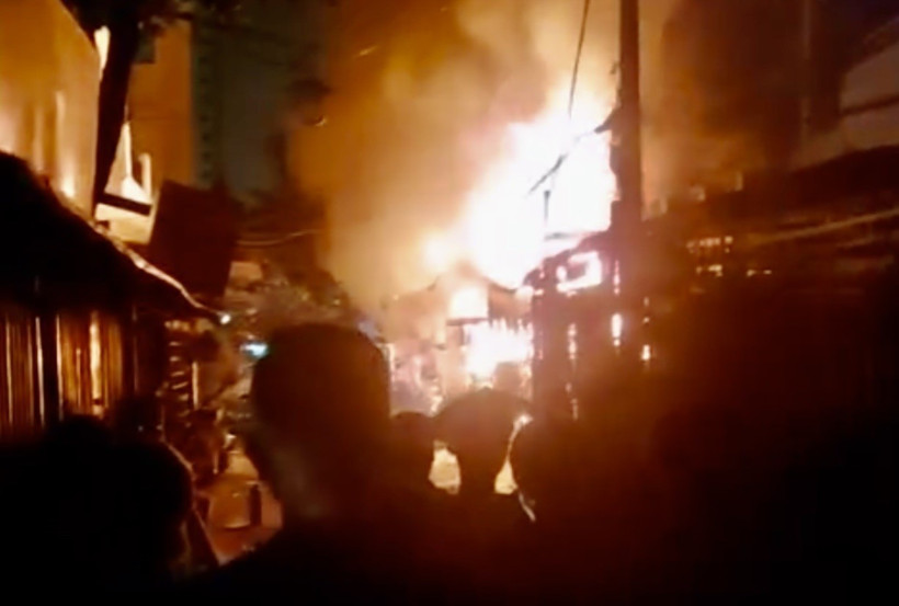 The fire breaks out at the Doc Lap Apartment Complex in Ho Chi Minh City. (Photo: VNA)