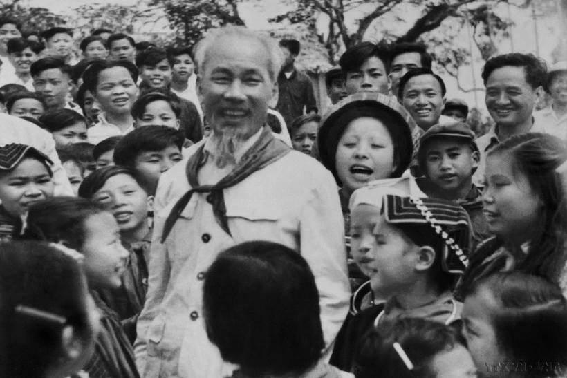 President Ho Chi Minh visits the Viet Bac Boarding School for Ethnic Minority Children in Thai Nguyen (March 13, 1960). (Photo: VNA)