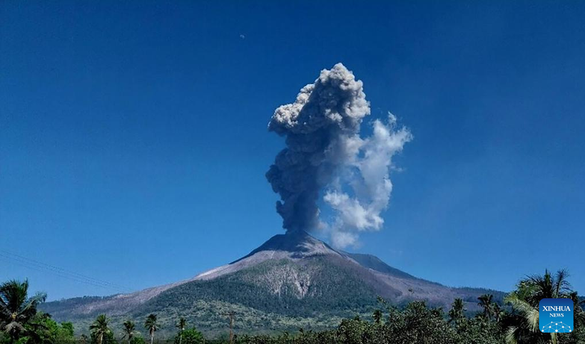 Mount Lewotobi Laki-laki volcano in Indonesia's East Nusa Tenggara province erupts on October 1. (Photo: Xinhua)