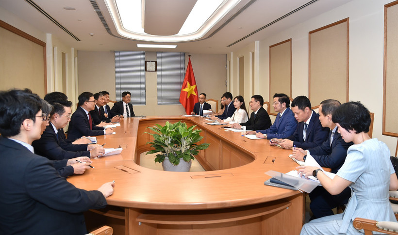 Deputy Prime Minister Ho Duc Phoc on September 9 holds a working session with Ambassador of the Republic of Korea (RoK) to Vietnam Choi Young Sam and representatives of Korean businesses. (Photo: VNA)