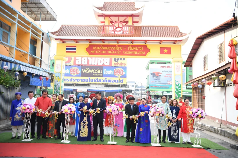 Delegates cut the ribbon at the opening of the Thai-Vietnamese Cultural Food Street in Nakhon Phanom, Thailand. (Photo: VNA)