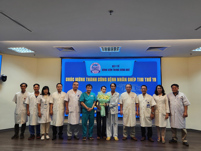 The Hue Central Hospital discharges and congratulates the patient on his successful heart transplant on August 4. (Photo: VNA)