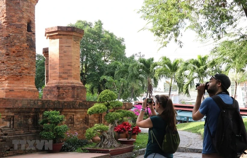 Russian tourists at Ponagar Tower relic site, Khanh Hoa. (Photo: VNA)