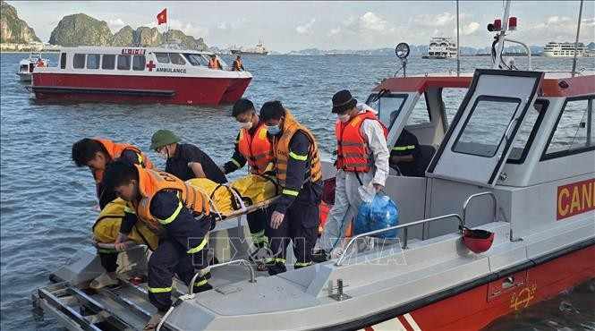 The victim's body is taken to Bai Chay Hospital for identification. (Photo: VNA)