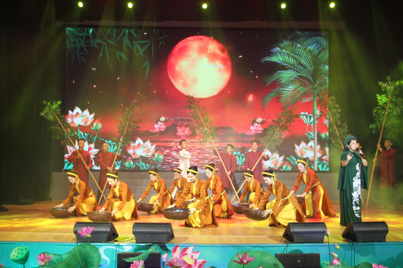 An art performance at the opening ceremony of the film week. (Photo: VNA)