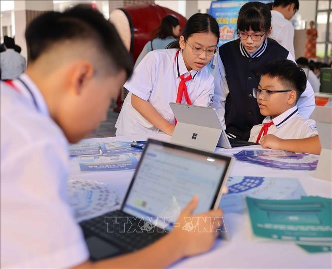 Students read e-books. (Photo: VNA)