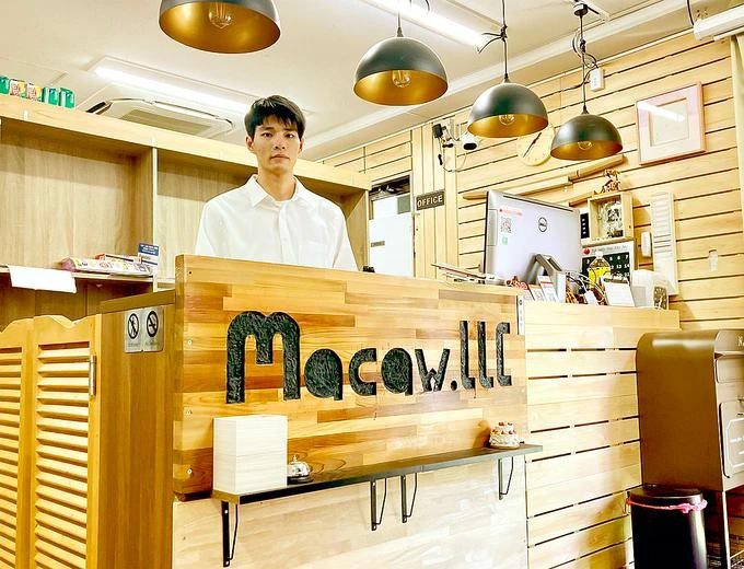 Ngo Ngoc Khanh, owner of the Macaw bookstore (Photo: I LOVE VIETNAM)