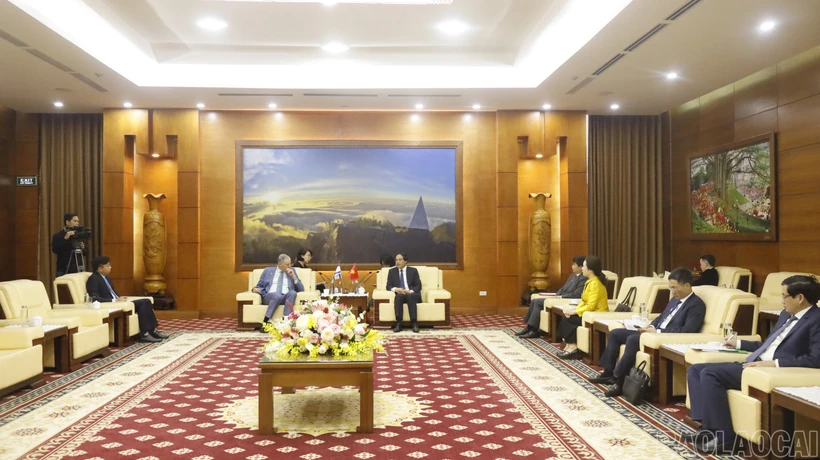 Secretary of the Lao Cai provincial Party Committee and Chairman of the People’s Committee Trinh Xuan Truong discusses potential collaboration with Israeli Ambassador to Vietnam Yaron Mayer during a meeting in Lao Cai city on February 19. (Photo: baolaocai)