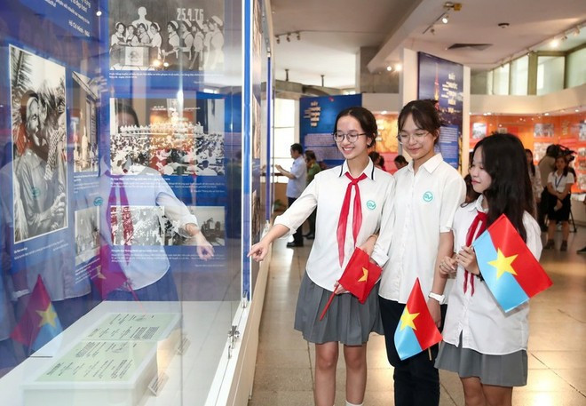 Students visit the Ho Chi Minh Museum in Hanoi. (Photo: VNA)