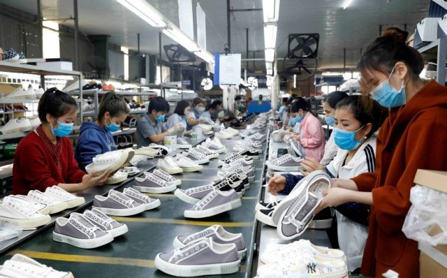 Production of footwear for export. Việt Nam mainly exports textiles and garment materials, footwear, fertilisers, plastics and other products to Myanmar. (Photo: VNA/VNS)