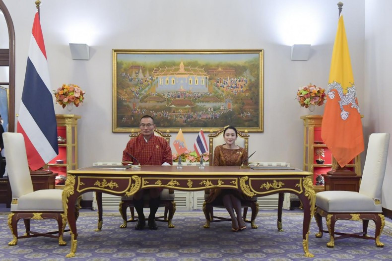 Thai Prime Minister Paethongtarn Shinawatra (right) and Dasho Tshering Tobgay, the PM of Bhutan, at the signing ceremony for the Thailand-Bhutan FTA. (Photo: Bangkokpost)