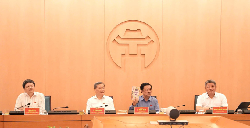 The National Assembly supervisory delegation at the working session with Hanoi authorities (Photo: VNA)
