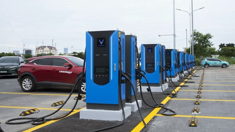A V-Green charging station has just been launched at the Minh Khai car park on Cau Dien street, Hanoi. (Photo: nhandan.vn)