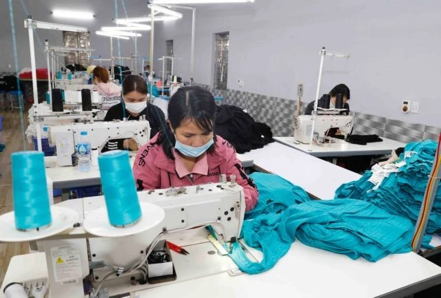 Workers of Toan Phat Company in Ha Nam province make garment products for exports. (Photo: VNA/VNS)