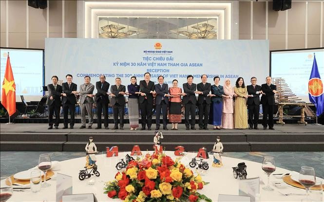 Deputy Prime Minister and Minister of Foreign Affairs Bui Thanh Son (eighth from left) and delegates at the reception on July 28 (Photo: VNA)