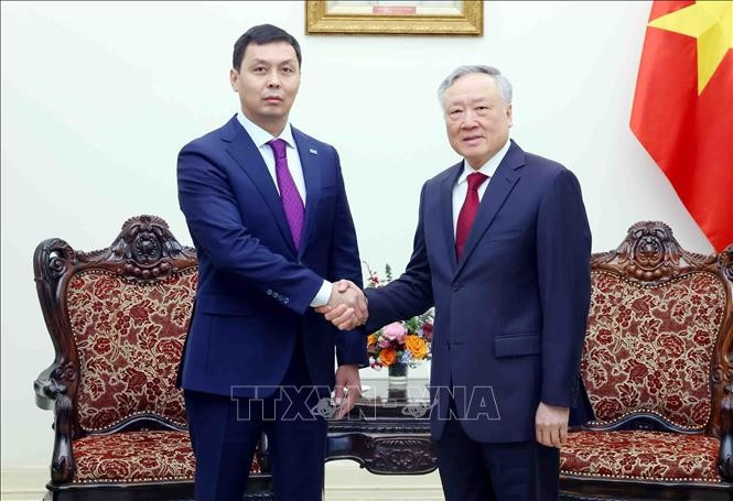 Permanent Deputy Prime Minister Nguyen Hoa Binh (right) meets with Chairman of Kazakhstan’s Anti-Corruption Agency Zhumagali Askhat. (Photo: VNA)