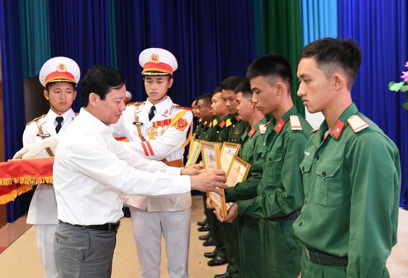 Vice Chairman of the Tay Ninh Provincial People’s Committee and head of the province’s Steering Committee 515 Pham Tan Hoa presents certificates of merit to officers and soldiers participating in the search and repatriation of martyrs’ remains during the 24th phase (the 2024–2025 dry season). (Photo: VNA)