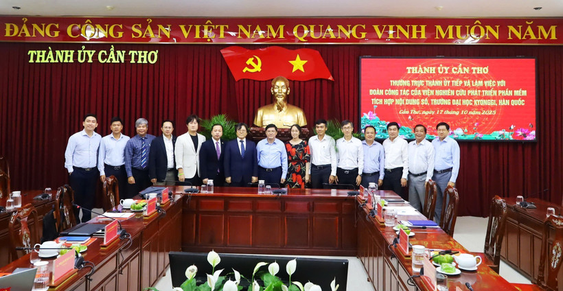 Can Tho and Korean delegates pose for a group photo at the meeting on October 17. (Photo: VNA)