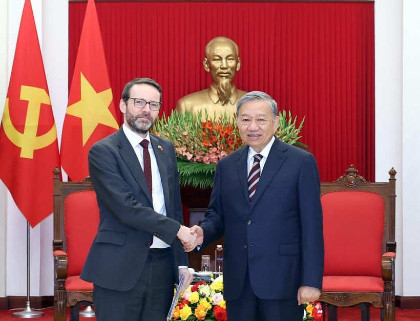 Party General Secretary To Lam receives British Ambassador to Vietnam Iain Frew in Hanoi on October 17. (Photo: VNA)