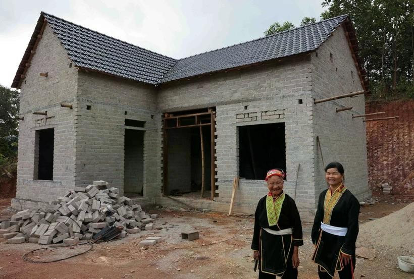 Dang Thi Ha's family, of the Dao ethnic group in Ngoc My commune, Vo Nhai district, Thai Nguyen province, celebrates moving into their new home, made possible through financial support from the government and local community. (Photo: VNA)