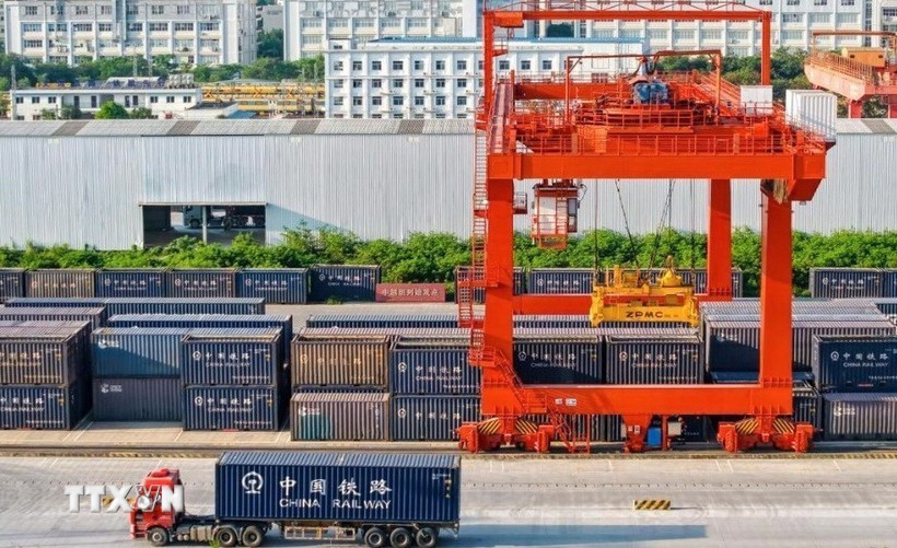 Goods are assembled at Nanning International Railway Port in Guangxi before being transported to Vietnam via the Vietnam–China international train. (Photo: VNA) 
