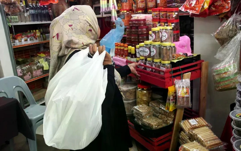 Malaysia bans single-use plastic bags at public sites (Photo: Bernama)