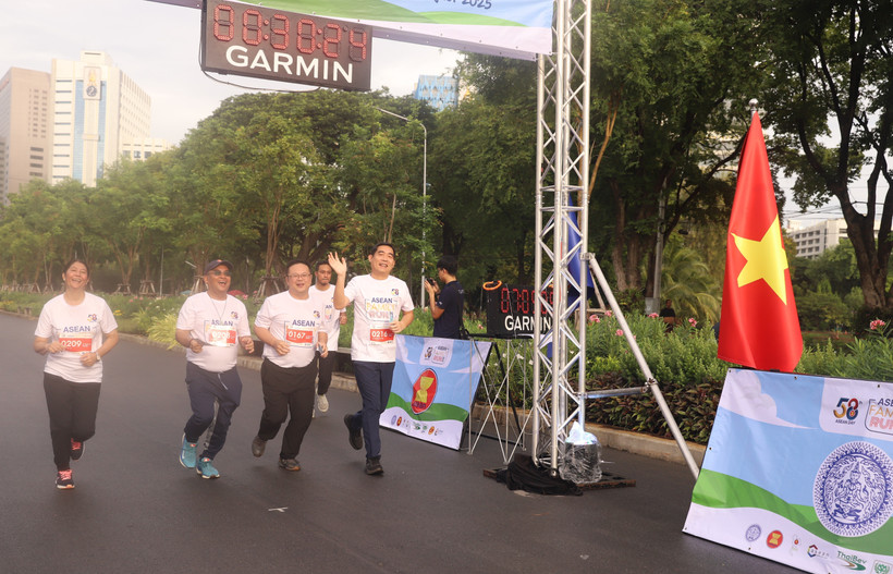 Ambassador Pham Viet Hung (far right) completes the 2.5km course at the event. (Photo: VNA)