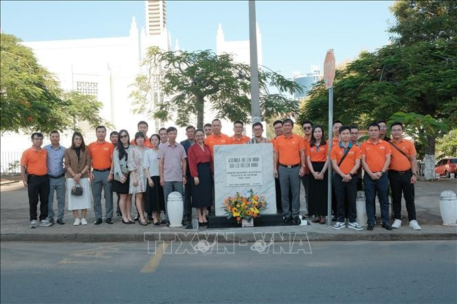 Vietnamese Ambassador to Mozambique Tran Thi Thu Thin, embassy staff, and other participants lay flowers at the name plaque on Ho Chi Minh Avenue in Maputo. (Photo: Vietnamese Embassy in Mozambique)