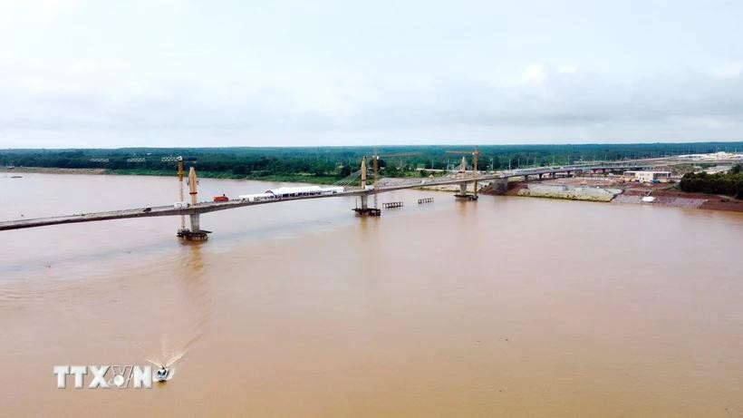 The fifth Laos–Thailand Friendship Bridge was completed by the end of 2025, facilitating logistics and agricultural exports to Vietnam, Thailand, and China. (Photo: VNA)