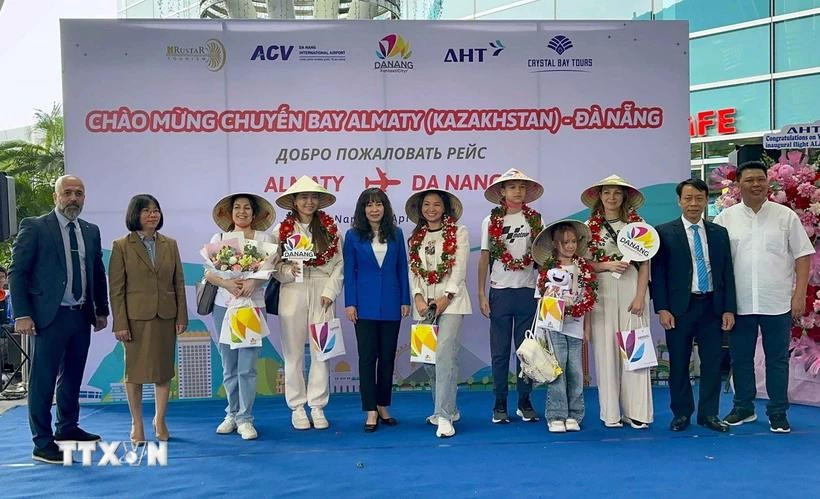 The first passengers arriving in Da Nang on the direct flight from Kazakhstan are presented with flowers and gifts. (Photo: VNA)