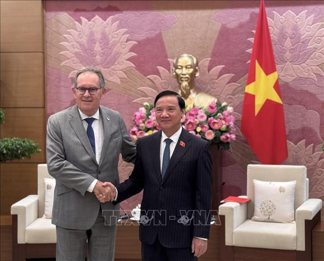 Vice Chairman of the National Assembly (NA) Nguyen Khac Dinh (R) and Senator Alain Cadec, Chairman of the France–Vietnam Friendship Parliamentarians’ Group of the French Senate. (Photo: VNA)