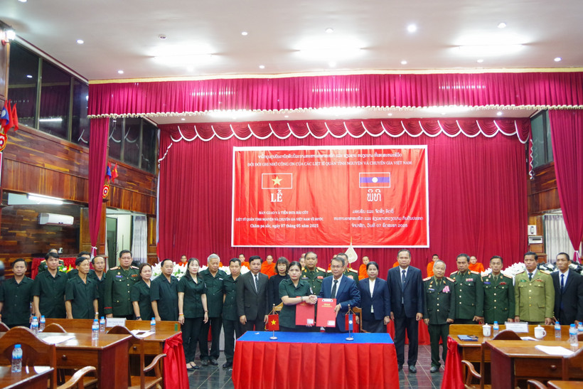 At the handover ceremony in Champasak on May 7. (Photo: VNA)