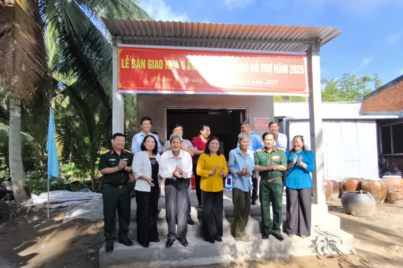 A house handed over to Le Van Thanh, a resident of Phuoc My Trung township, Mo Cay Bac district. (Photo: VNA)