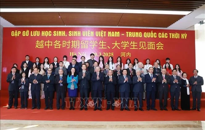 Party General Secretary To Lam and delegates attend the Vietnam - China alumni gathering in Hanoi on March 20. (Photo: VNA)