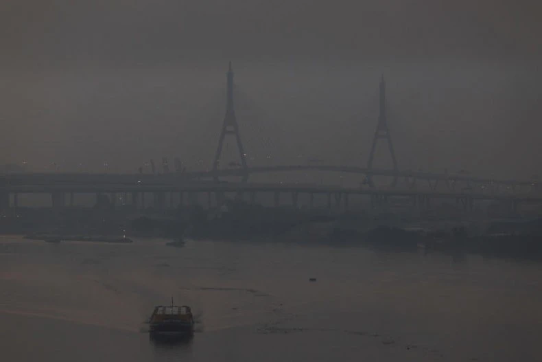 The Bhumibol Bridge is seen amid air pollution during sunrise, in Bangkok, Thailand, Jan 26, 2025. (Reuters photo)