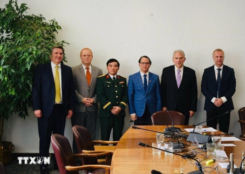 Vietnamese Ambassador to Chile Nguyen Viet Cuong (third from right), Chair of the Chilean Senate’s Committee of Foreign Relations Ivan Moreira Barros (second from right), and other delegates at the session. (Photo: VNA)