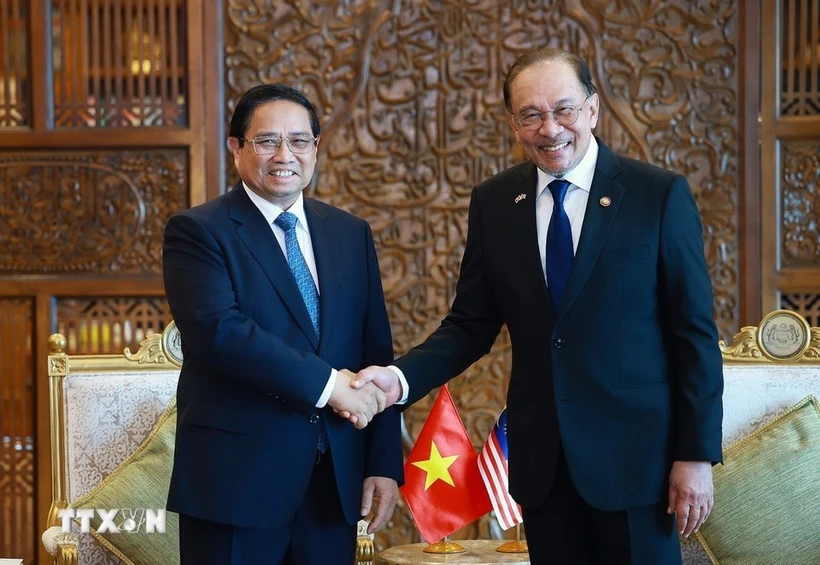 Vietnamese PM Pham Minh Chinh (left) and Malaysian PM Anwar Ibrahim at their talks in Kuala Lumpur on May 25. (Photo: VNA)