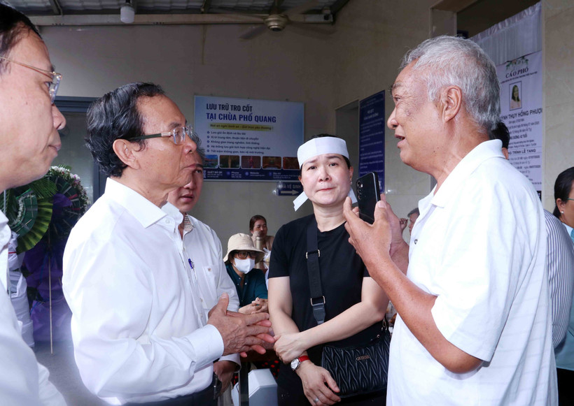 Nguyen Van Nen, Politburo member and Secretary of the Ho Chi Minh City Party Committee (second from left), offers condolences to the families of the victims in the Doc Lap apartment fire. (Photo: VNA)