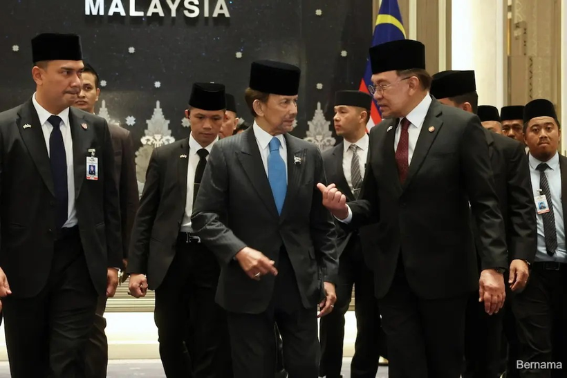 Malaysian Prime Minister Anwar Ibrahim (R) and Sultan of Brunei Haji Hassanal Bolkiah Mu'izzaddin Waddaulah. (Photo: Bernama)
