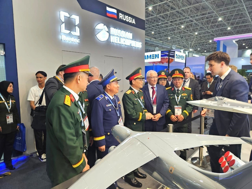 The Vietnamese delegation visits Russia' booth (Photo: VNA)
