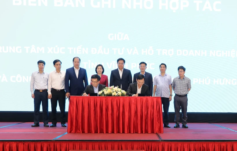 The signing ceremony of the MoU between the Vinh Phuc Investment Promotion and Business Support Centre and its partners at the dialogue. (Photo: VNA)