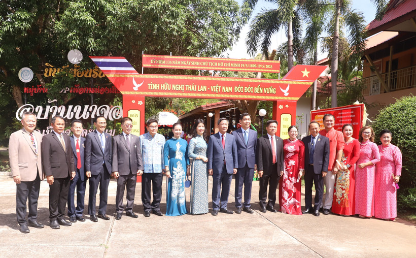 Vietnamese Ambassador to Thailand Pham Viet Hung and delegates pose for a photo at the Thai–Vietnamese Friendship Village (Photo: VNA)