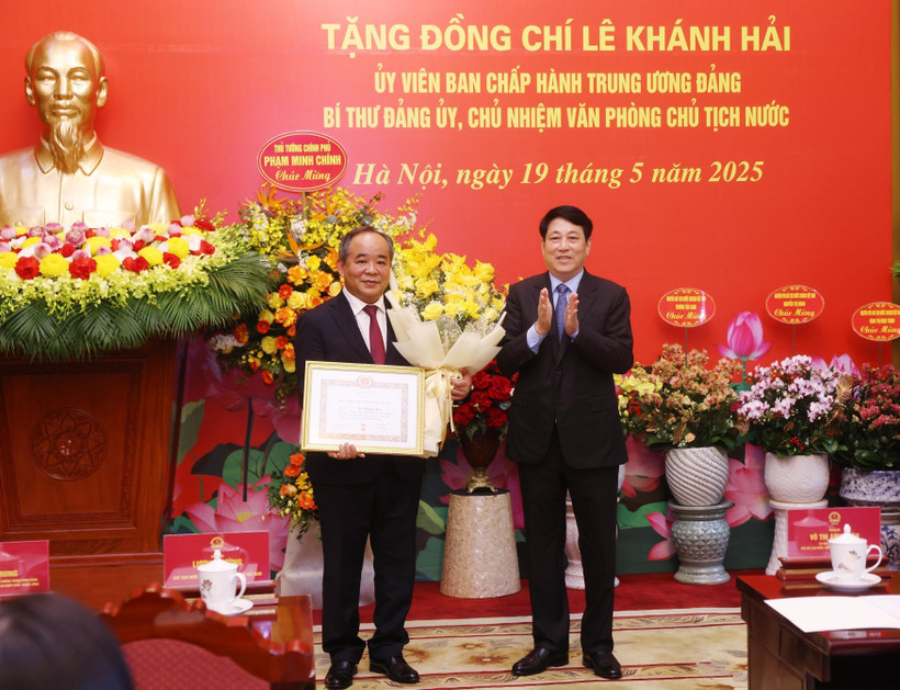State President Luong Cuong presents a 40-year Party membership badge to Le Khanh Hai, member of the Party Central Committee and head of the Presidential Office at a ceremony on May 19 in Hanoi. (Photo: VNA)