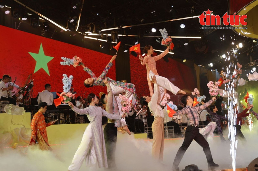 At the art performance programme (Photo: VNA)