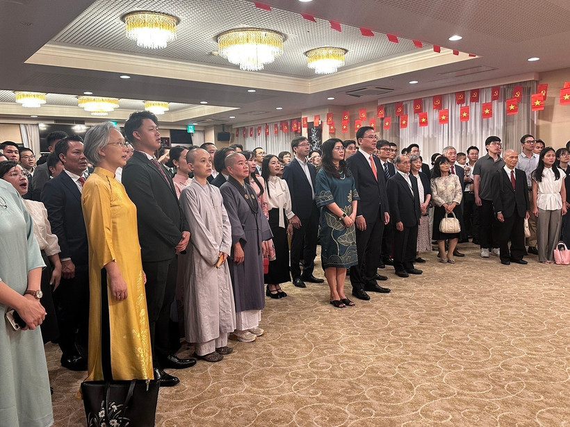 The Vietnamese community in Japan performs the flag-raising ceremony during the celebration. (Photo: VNA)